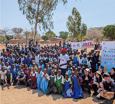 Group photo at a sports day mainly organized by volunteers (October, Monkey Bay, Malawi; Photo: JICA)