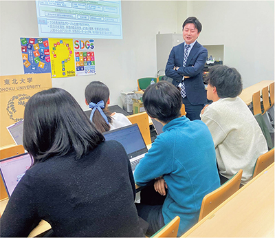 Students in discussion with the facilitator (MOFA official) in a Small-Group Session (November 6, Tohoku University, Miyagi Prefecture)