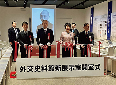 Foreign Minister Kamikawa cutting the ribbon at the Opening Ceremony (April 5, at the new Exhibition Room of the Diplomatic Archives, Tokyo)