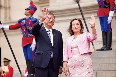Ceremonia de bienvenida al primer ministro Ishiba con motivo de su visita a Perú (17 de noviembre, Lima, Perú. Fotografía cortesía de la página web de la Oficina del Primer Ministro)