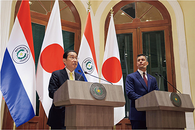 Rueda de prensa conjunta tras la reunión entre los mandatarios de Japón y Paraguay (3 de mayo, Asunción, Paraguay. Fotografía cortesía de la página web de la Oficina del Primer Ministro)