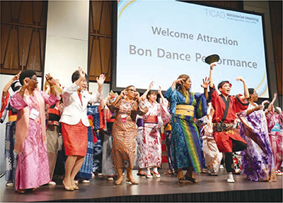 Danse folklorique estivale « Bon Odori » lors de la réception de bienvenue de la réunion ministérielle de la TICAD (le 24 août, Tokyo)
