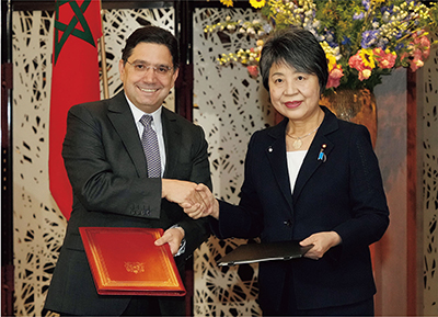 La ministre japonaise des Affaires étrangères KAMIKAWA Yoko serrant la main du ministre des Affaires étrangères, de la Coopération africaine et des Marocains résidant à l’étranger Nasser BOURITA, après la signature d’un mémorandum de coopération (le 31 mai, Tokyo)