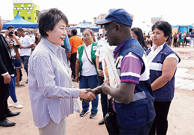 La ministre des Affaires étrangères KAMIKAWA Yoko visitant une clinique mobile à Antananarivo lors de son déplacement à Madagascar (le 28 avril, Antananarivo, Madagascar)