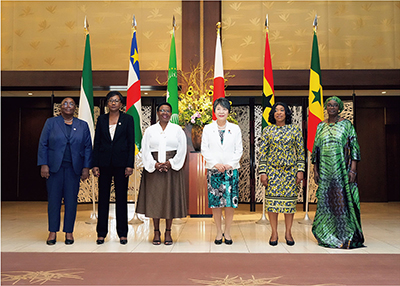 Déjeuner de travail avec les ministres africaines dans le cadre de la réunion ministérielle de la TICAD (le 23 août, Tokyo)