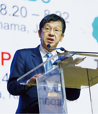 Le vice-ministre parlementaire des Affaires étrangères MATSUMOTO Hisashi prenant la parole lors de la 3ème édition du Forum économique public-privé Japon–Afrique (le 16 décembre, Abidjan, Côte d’Ivoire)