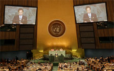 (photo) Prime Minister Hatoyama delivering an address at the 64th session of the United Nations General Assembly