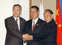 photo(Nobutaka Machimura, Li Zhaoxing, and Ban Ki-moon)