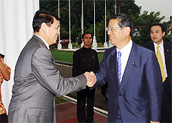photo(Foreign Minister Machimura and External Affairs Minister Singh)