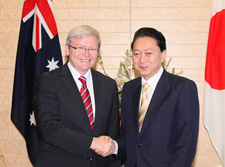 (photo) Prime Minister Hatoyama shaking hands with Prime Minister Rudd