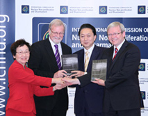 (photo) Two leaders being presented with member reports of the International Commission on Nuclear Non-Proliferation and Disarmament (ICNND)