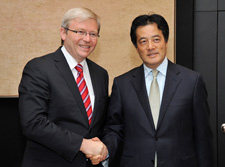 (photo) Courtesy Call on Prime Minister Rudd of Australia by Foreign Minister Okada