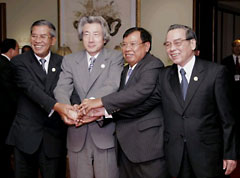 Prime Minister Koizumi Shakes Hands with the Leaders of the Three Countries of Cambodia, Laos, and Viet Nam