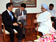 （Photo）Foreign Minister Okada paid a courtesy call on Dr. Singh, PM of India