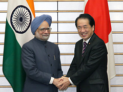 Photograph of Prime Minister Kan shaking hands with Prime Minister Manmohan Singh of India