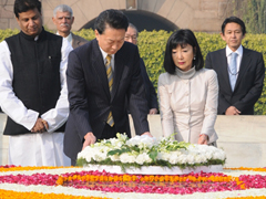 Photograph of Prime Minister and Mrs. Hatoyama offering a wreath in Raj Ghat