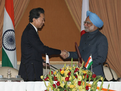 Photograph of Prime Minister Hatoyama shaking hands with Prime Minister Manmohan Singh of India
