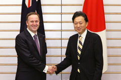(photo) Prime Minister Hatoyama shaking hands with Prime Minister Key