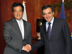 [photo] Mr. Katsuya Okada, Minister for Foreign Affairs of Japan, shaking hands with H.E. Mr. François Fillon, Prime Minister of the French Republic