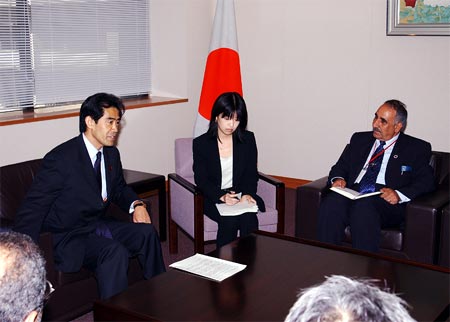 photo1(Courtesy call on Senior Vice-Minister for Foreign Affairs Ichiro Aisawa by Director General of Governorate of Al-Muthanna Health Department and Directors of four Hospitals in Samawa and Neighboring Areas)