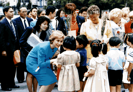 Mrs.Clinton and Japanese children