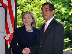 (photo) Foreign Minister Matsumoto shaking hands with Secretary of State Clinton