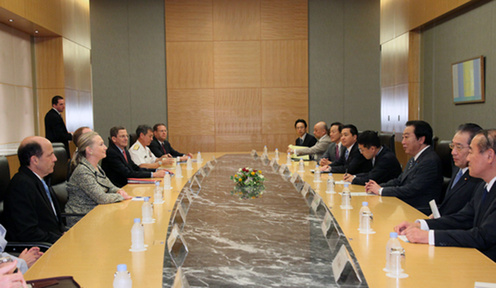 (Photo)Courtesy Call on Prime Minister Yoshihiko Noda by U.S. Secretary of State Hillary Clinton-2