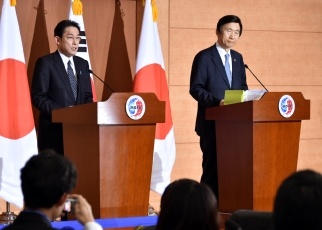 日韓両外相共同記者発表3