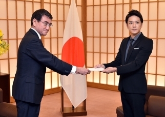 河野外務大臣による滝沢秀明氏に対する日UAE親善大使委嘱状交付1