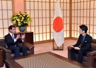 河野外務大臣による滝沢秀明氏に対する日UAE親善大使委嘱状交付2