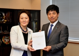 (写真1)山田美樹衆議院議員と中根外務副大臣