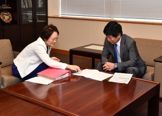 (写真2)山田美樹衆議院議員と中根外務副大臣