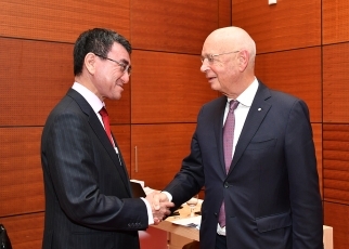河野外務大臣とシュワブ世界経済フォーラム会長との会談
