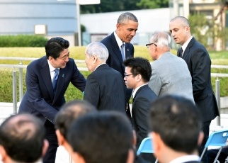 (被爆者に話しかける両首脳)