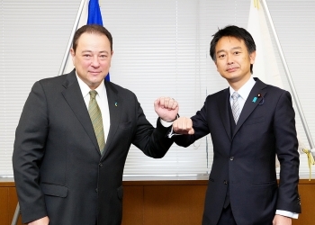 正面を向き、グータッチを交わす、上杉外務大臣政務官とコルスンスキー駐日ウクライナ大使の様子