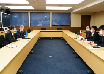 コルスンスキー駐日ウクライナ大使による上杉外務大臣政務官表敬の様子(会談形式)