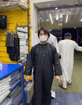 (写真5)スーダンの伝統衣装を着る広田さん