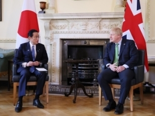 ジョンソン英国首相との1対1での会談に臨む、岸田総理大臣の様子