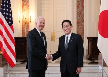 正面を向き、笑顔で握手を交わす、岸田総理大臣とバイデン大統領の様子
