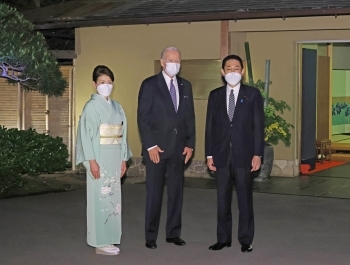 岸田総理大臣夫人との記念撮影に応じる、岸田総理大臣とバイデン大統領の様子