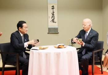 岸田総理夫人よりふるまわれた茶碗を手に取る、岸田総理大臣とバイデン大統領の様子