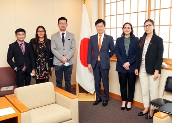 正面を向き、記念撮影に応じる、秋本政務官とFEALAC若手リーダー5名の様子