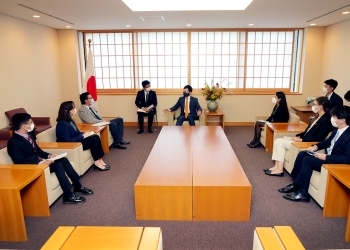 着席し、意見交換を行う、秋本政務官とFEALAC若手リーダー5名の様子