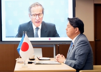 グロッシー事務局長とテレビ会談を行う林外務大臣の様子