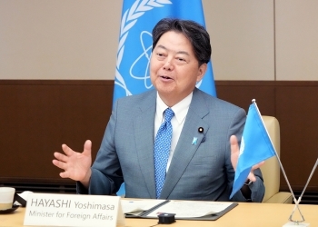 グロッシー事務局長に説明をする林外務大臣の様子