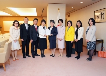 女性・平和・安全保障(WPS)議会人ネットJAPAN一行による表敬を受ける上川外務大臣