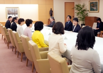 上川外務大臣と女性・平和・安全保障(WPS)議会人ネットJAPAN一行との懇談の様子