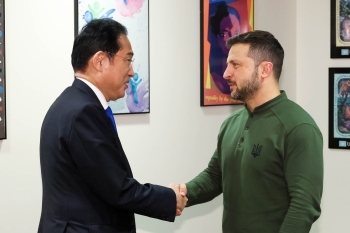 ゼレンスキー大統領と握手する岸田総理大臣